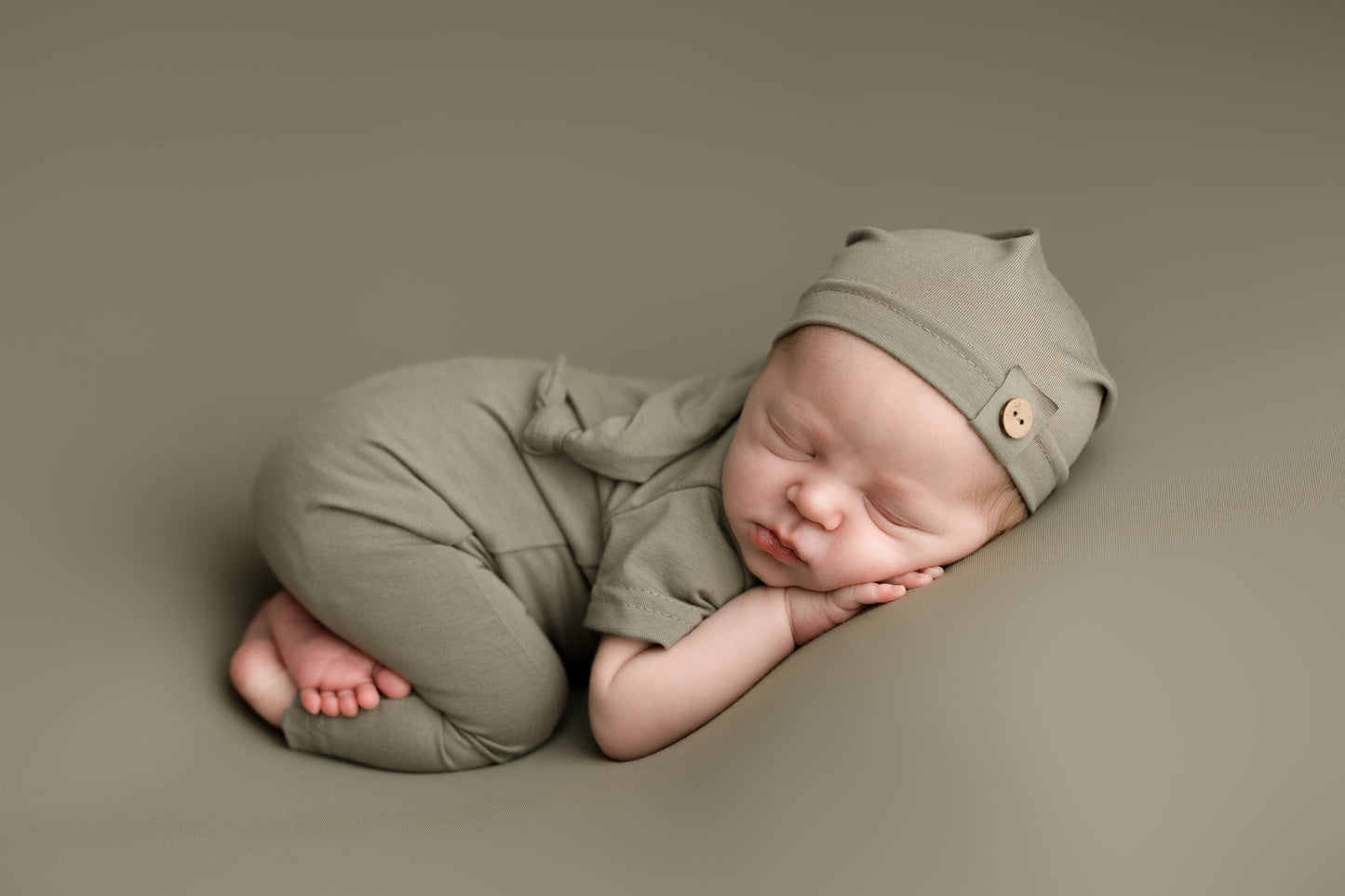 Olive Green Newborn Photography Backdrop Set – Newborn Posing auf Beanbag mit passendem Outfit