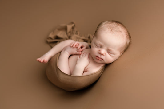 Cacao Brown Newborn Photography Backdrop Set – Beanbag-Hintergrund mit Wrap, Outfit und Mütze in warmem Braunton