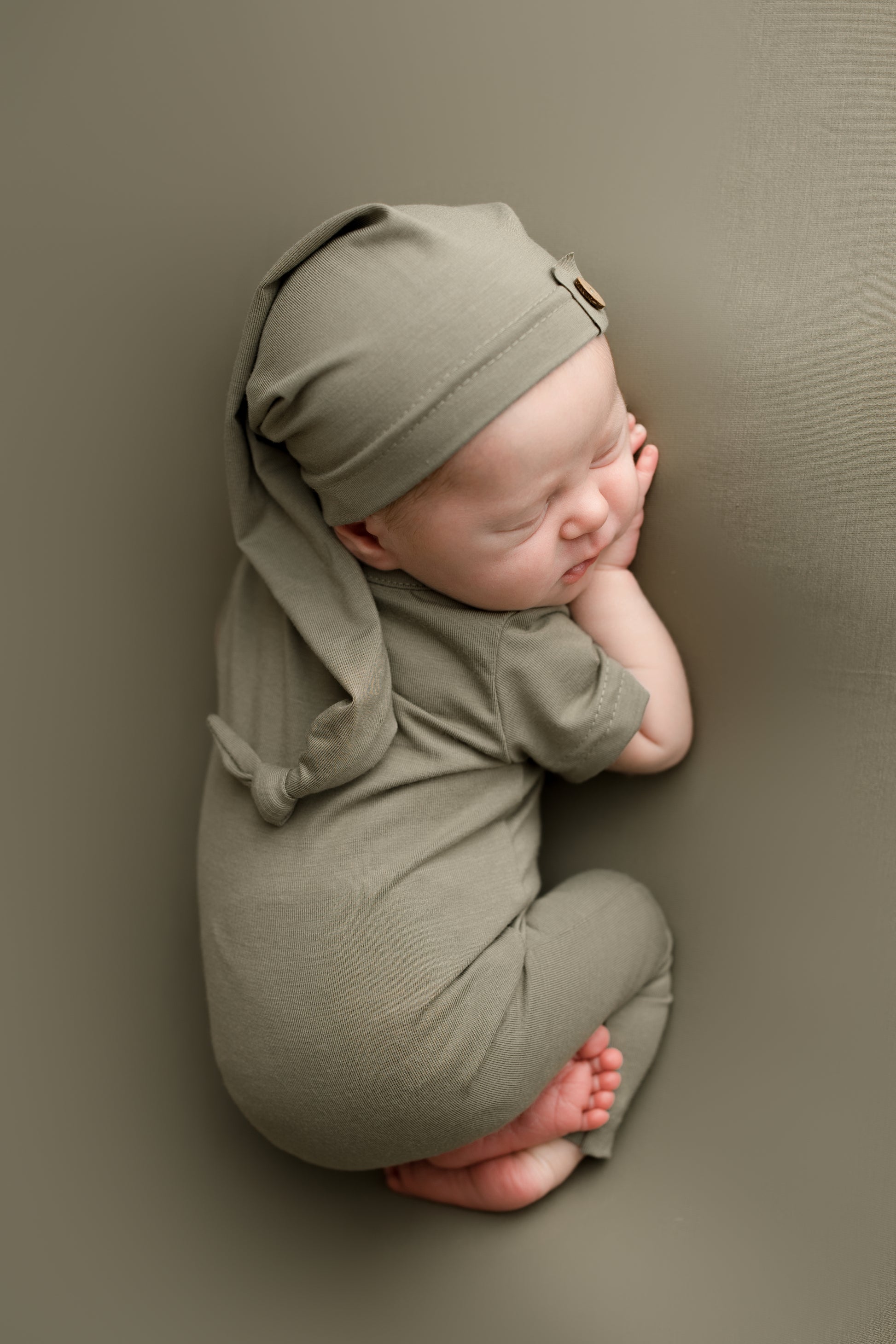 Olive Green Newborn Photography Backdrop Set – Beanbag-Hintergrund mit Wrap, Outfit und Mütze in erdigem Grünton