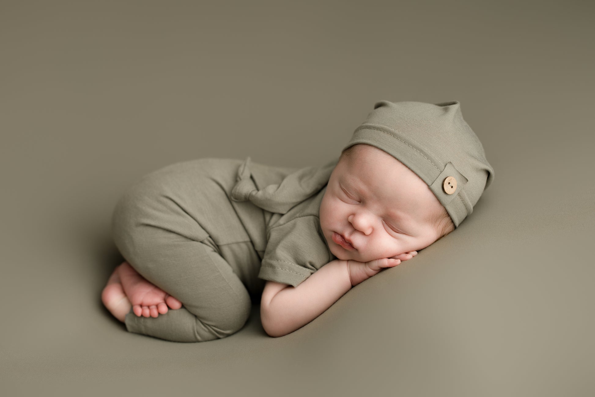 Olive Green Newborn Photography Backdrop Set – Newborn Posing auf Beanbag mit passendem Outfit